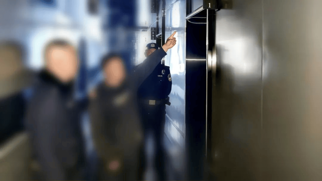 两男子猥亵5名足浴店已被拘留ag真人平台第一游戏警方：(图1)
