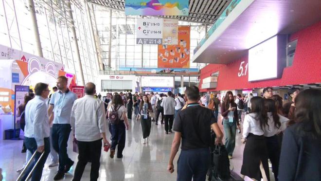 广交会！惠东女鞋2026新品引领新潮流ag真人平台第一游戏30款智能样鞋亮相(图2)