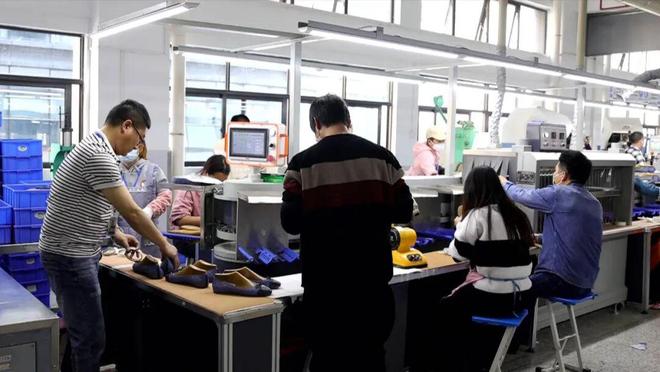 广交会！惠东女鞋2026新品引领新潮流ag真人平台第一游戏30款智能样鞋亮相(图4)